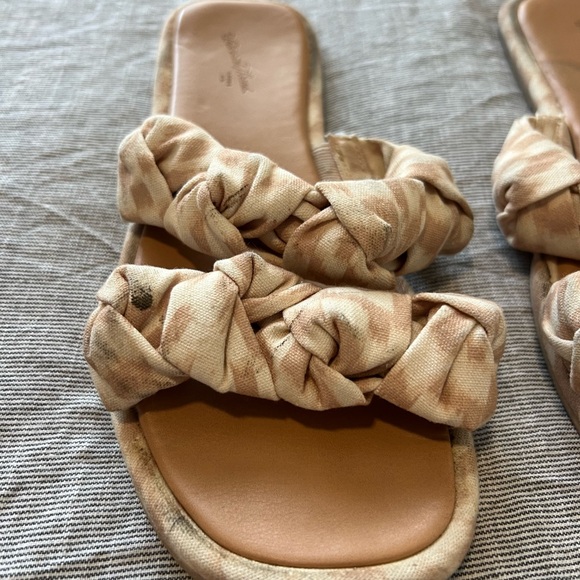 3/$10 🏷️ Sandals - Picture 2 of 4